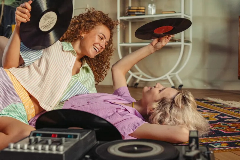 Unplug and Play: The Latin Music Fans Ditching Algorithms for Listening Rooms, Vinyl Nights, and Real Talk